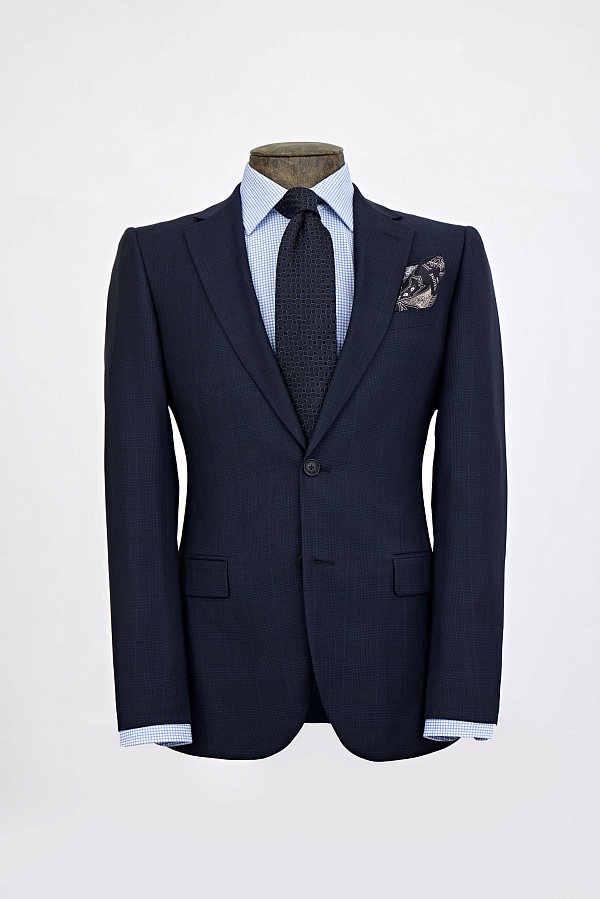 Синий костюм в тонкую синюю клетку