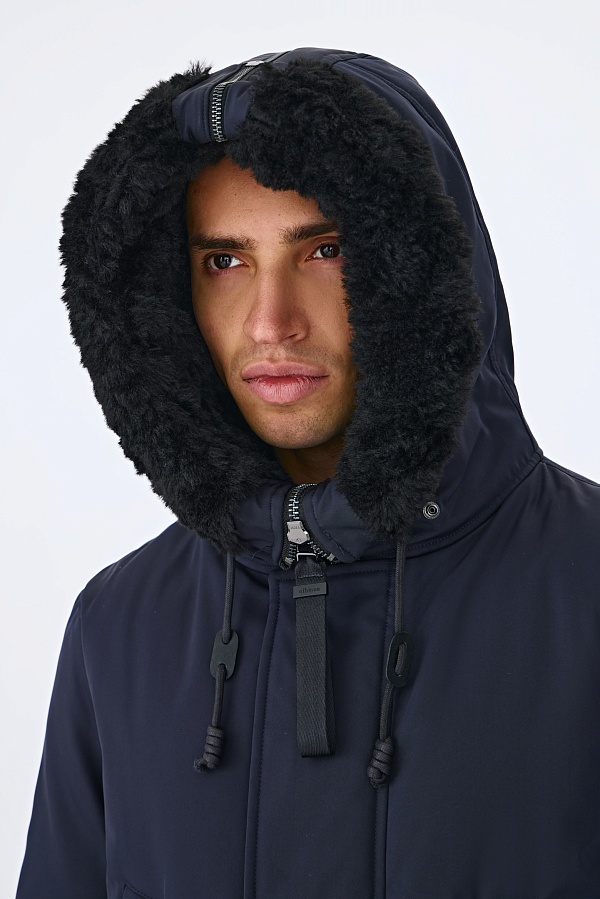 Темно-синяя пуховая парка с мехом