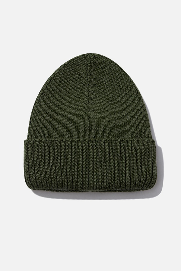 Темно-зеленая шапка с отворотом