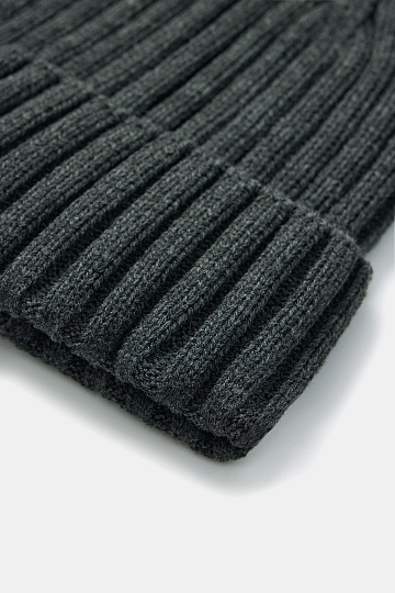 Темно-серая шапка с отворотом