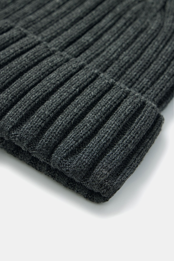 Темно-серая шапка с отворотом