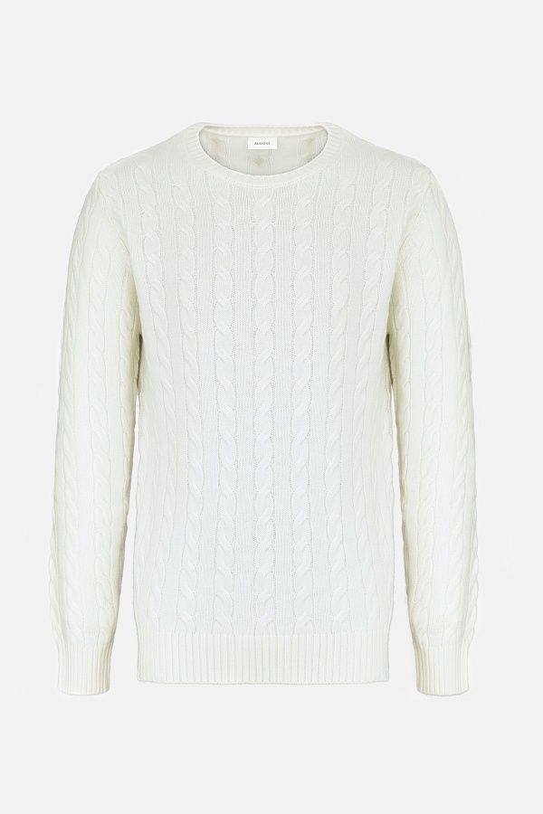 Молочный джемпер с косами