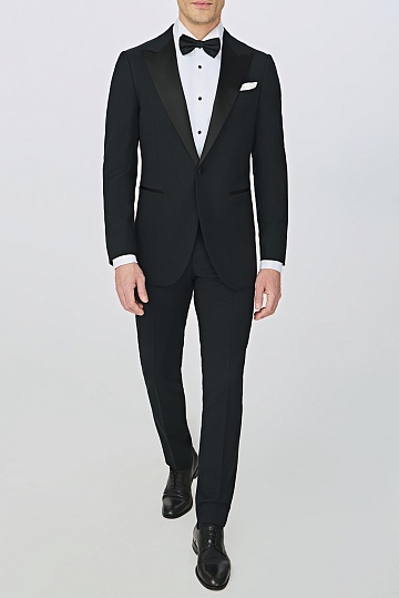 Черный костюм-смокинг с широкими лацканами