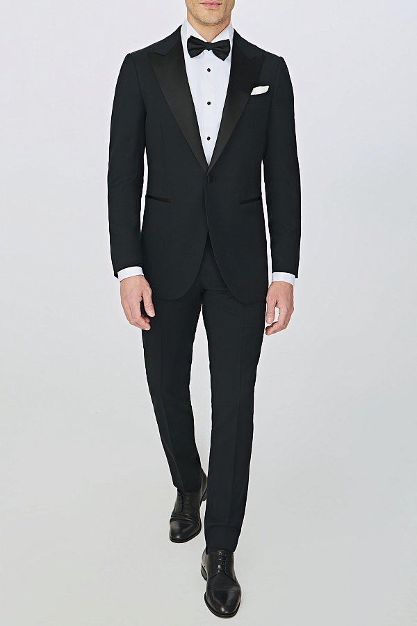 Черный костюм-смокинг с широкими лацканами
