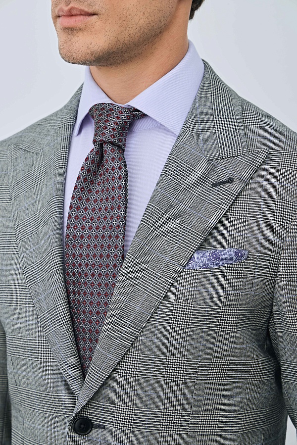 Светло-серый пиджак в клетку