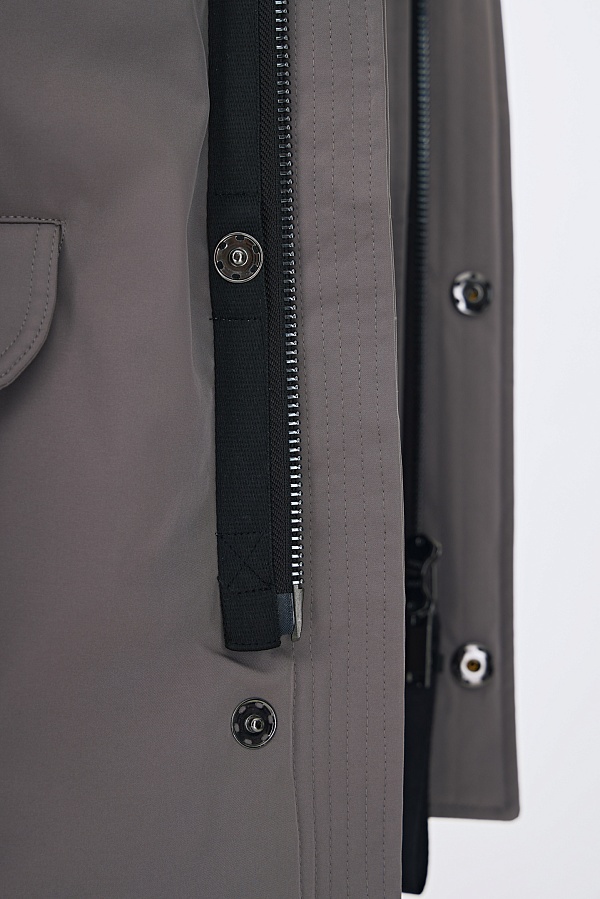 Светло-серая пуховая парка с мехом