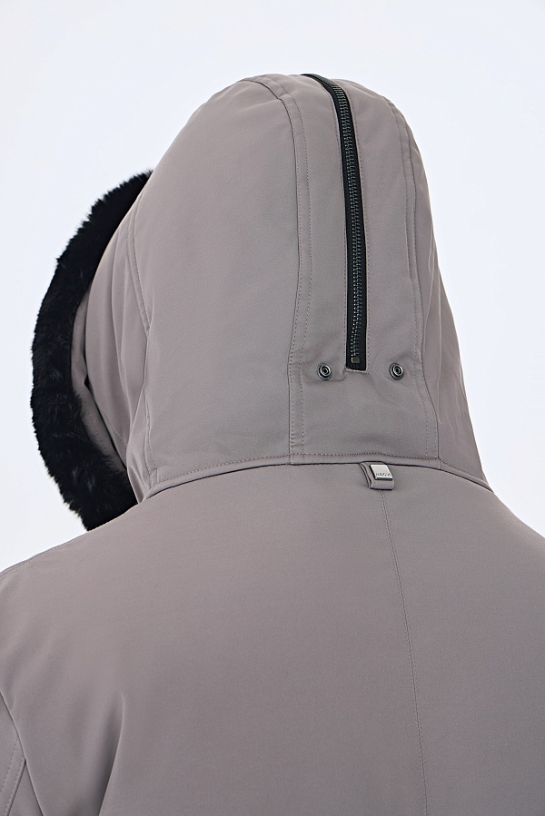 Светло-серая пуховая парка с мехом