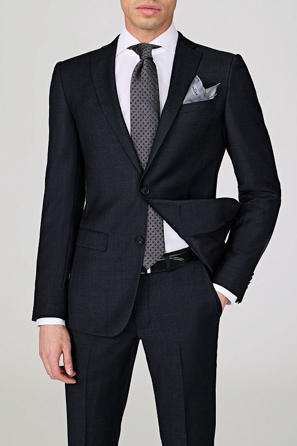 Темно-серый костюм в однотонную клетку