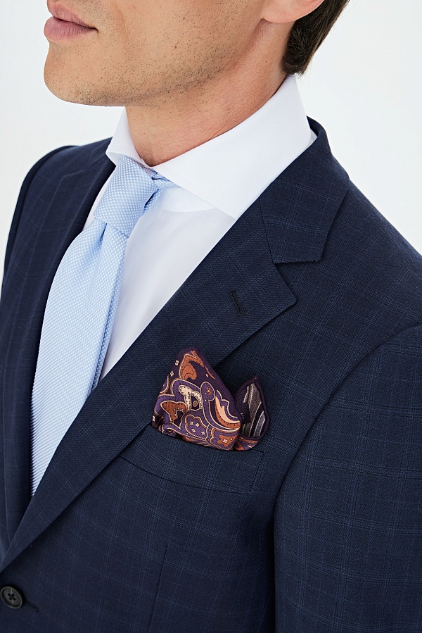 Темно-синий костюм в клетку