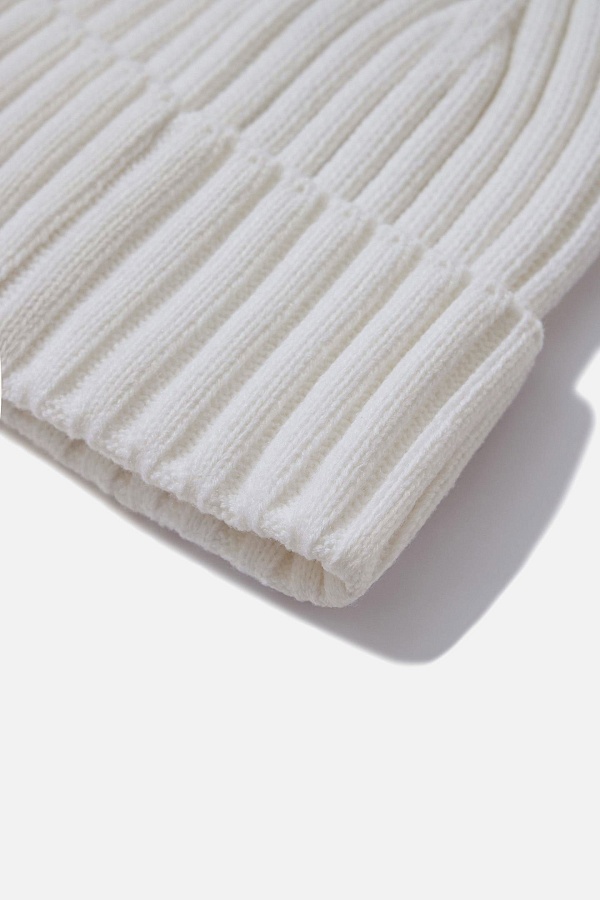 Белая шапка с отворотом