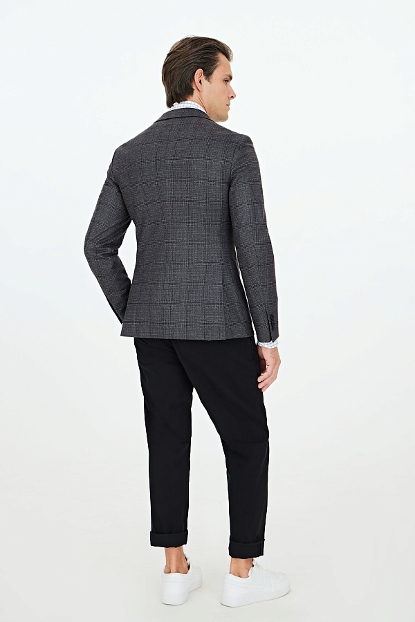 Серый пиджак в крупную клетку