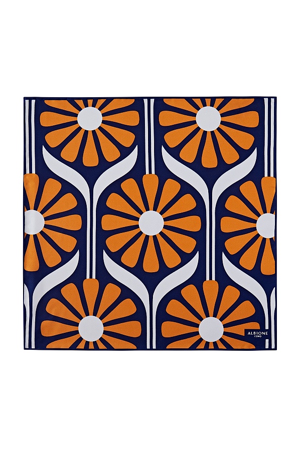 Темно-синий платок с оранжевыми цветами