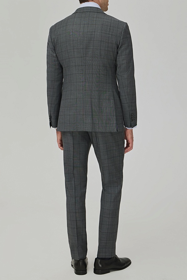 Серый костюм в клетку