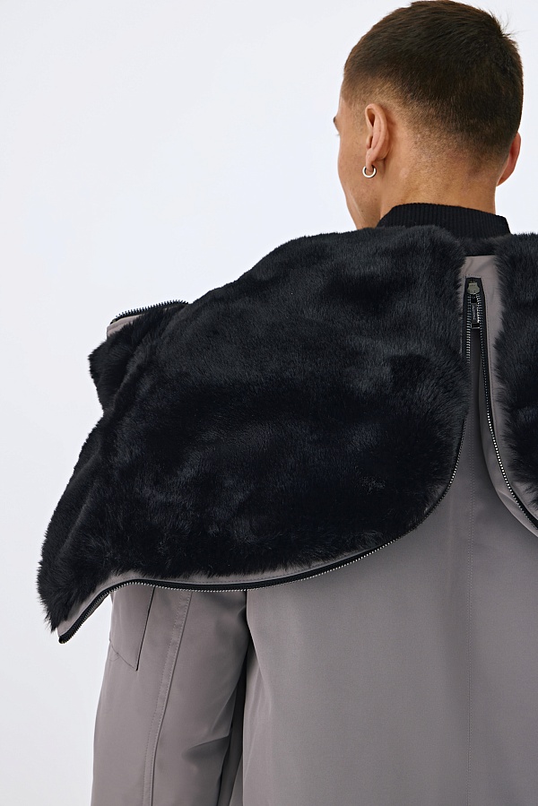 Светло-серая пуховая парка с мехом