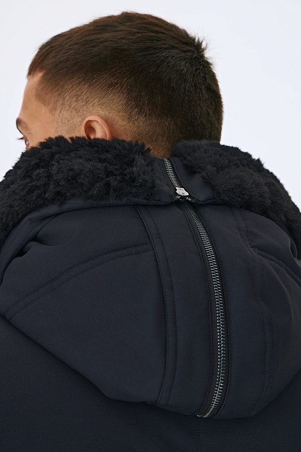 Темно-синяя пуховая парка с мехом