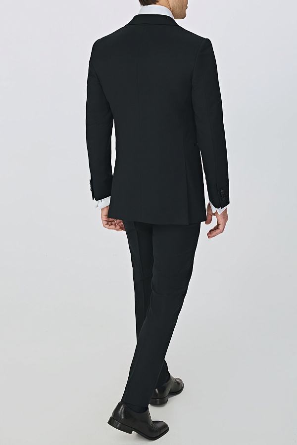 Черный костюм-смокинг с широкими лацканами