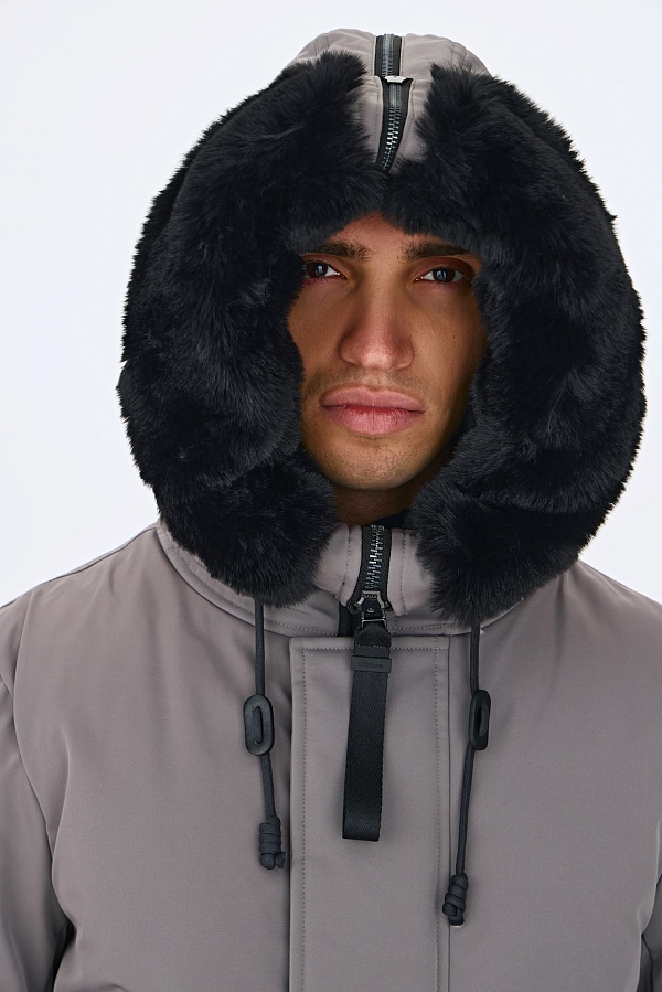 Светло-серая пуховая парка с мехом