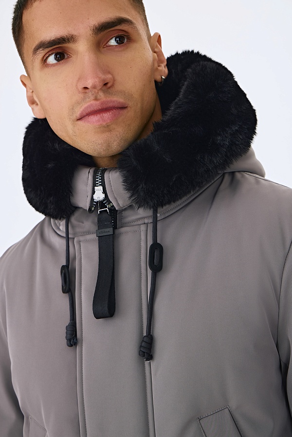 Светло-серая пуховая парка с мехом