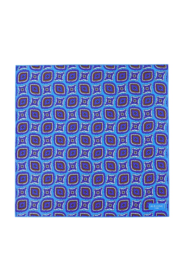 Голубой платок с красно-синим узором