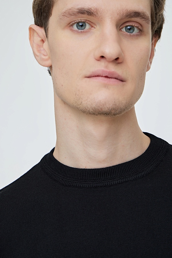 Джемпер черного цвета