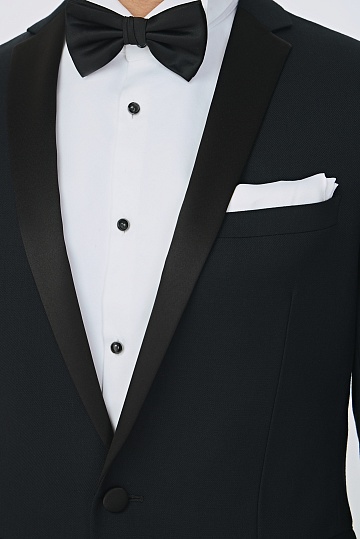 Черный костюм-смокинг с узкими лацканами