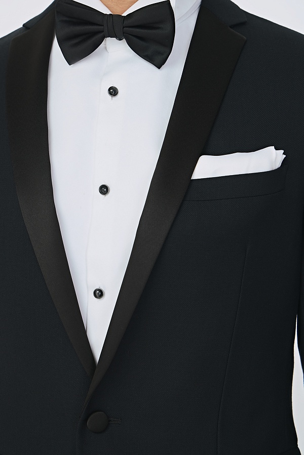 Черный костюм-смокинг с узкими лацканами