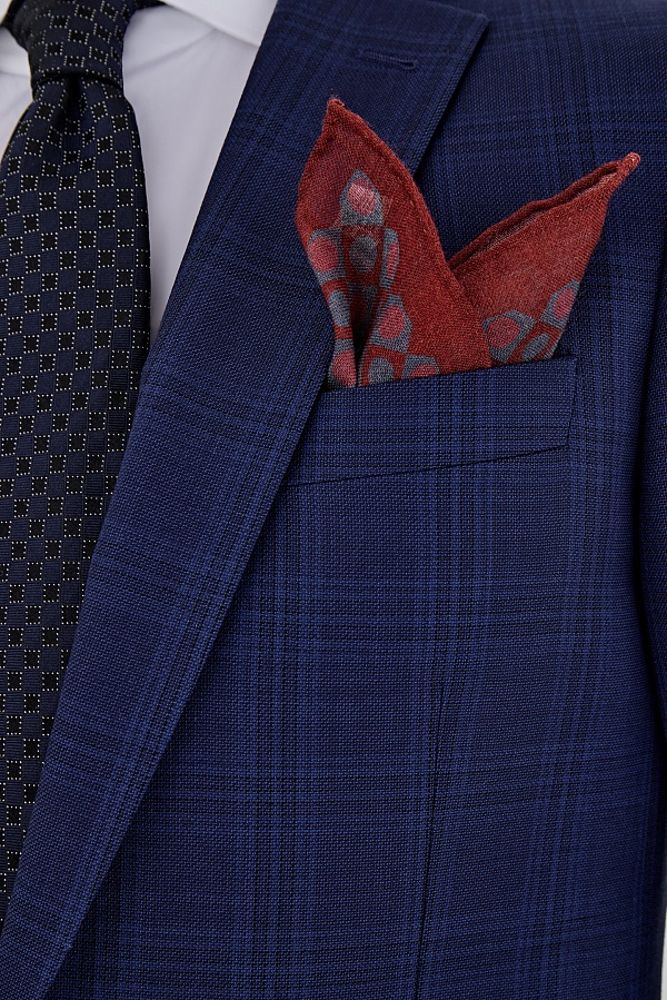 Синий костюм в клетку