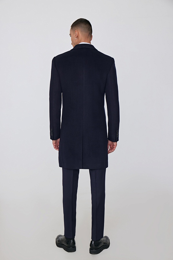 Двубортное темно-синее пальто
