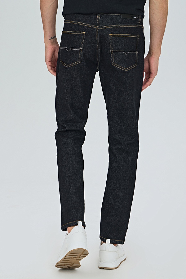 Черные джинсы с контрастной строчкой