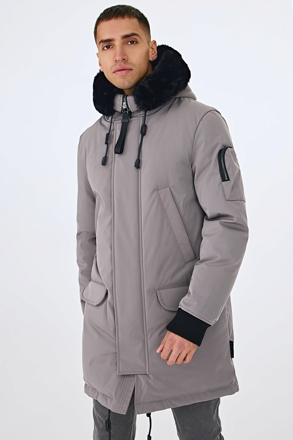 Светло-серая пуховая парка с мехом