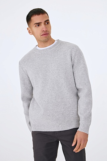 Светло-серый джемпер с рваным эффектом