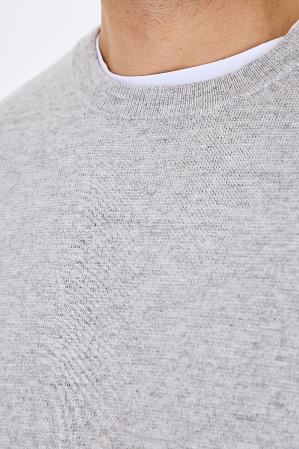 Серый джемпер с декоративными швами