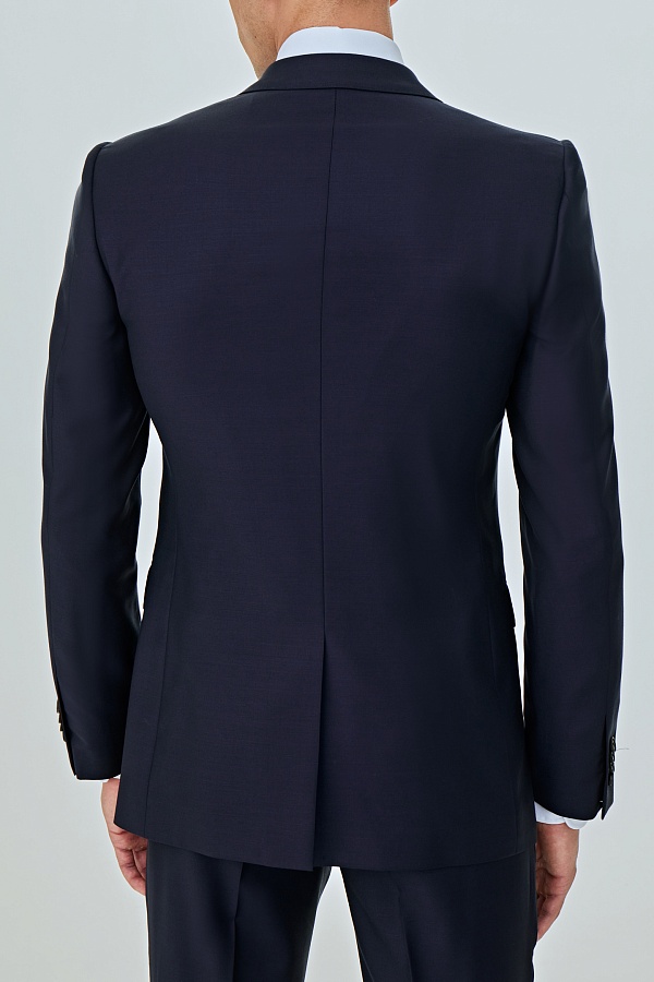 Темно-синий костюм на одной пуговице