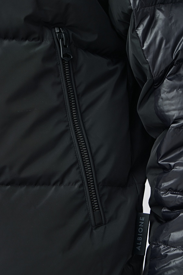 Черный пуховик с отстегивающимися рукавами
