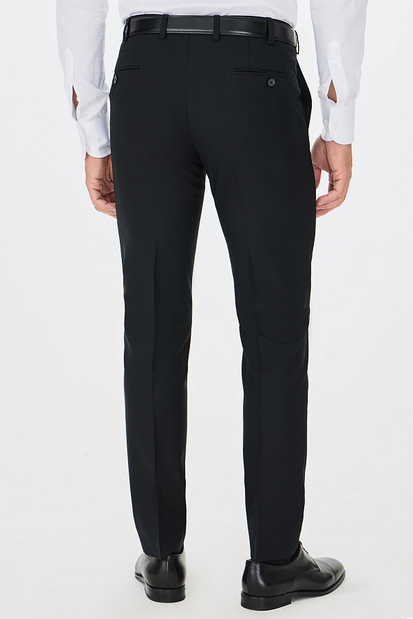 Черный однотонный костюм