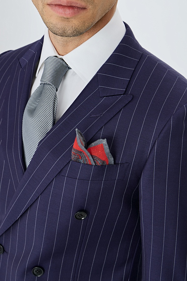 Сине-фиолетовый двубортный костюм в полоску