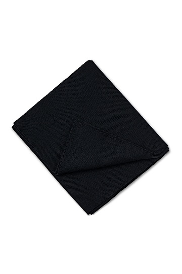 Черный шарф гладкой вязки