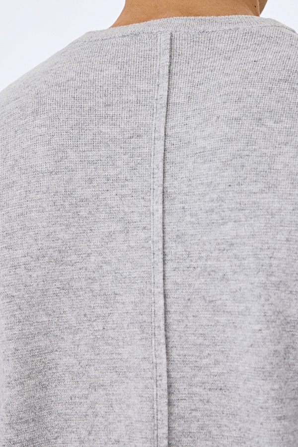 Серый джемпер с декоративными швами