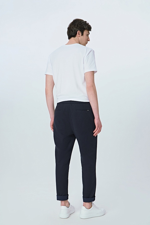 Темно-синие брюки