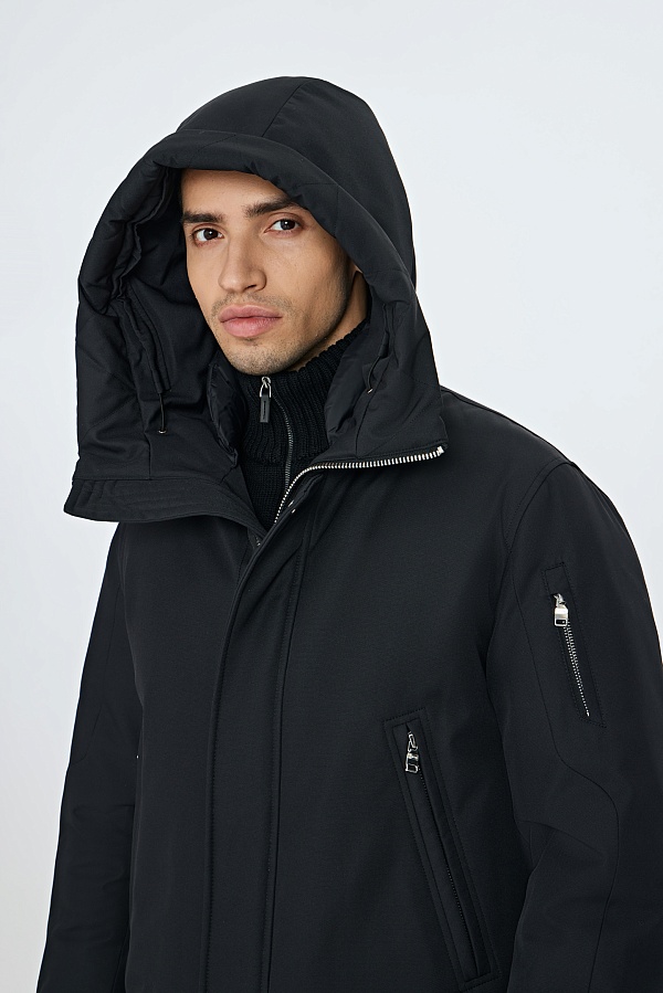 Черная пуховая куртка с капюшоном