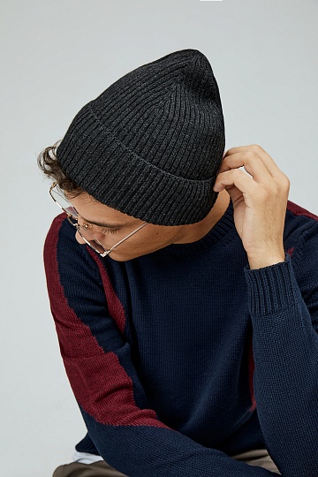Темно-серая шапка в рубчик