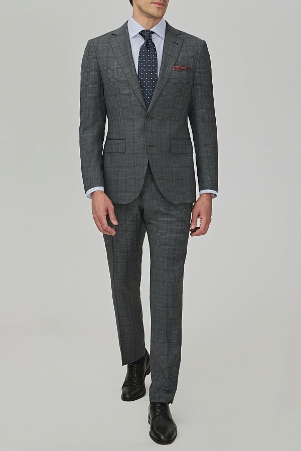 Серый костюм в клетку