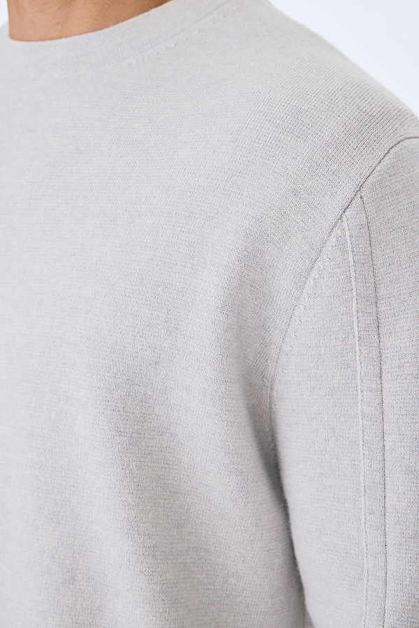 Светло-серый джемпер с декоративными швами