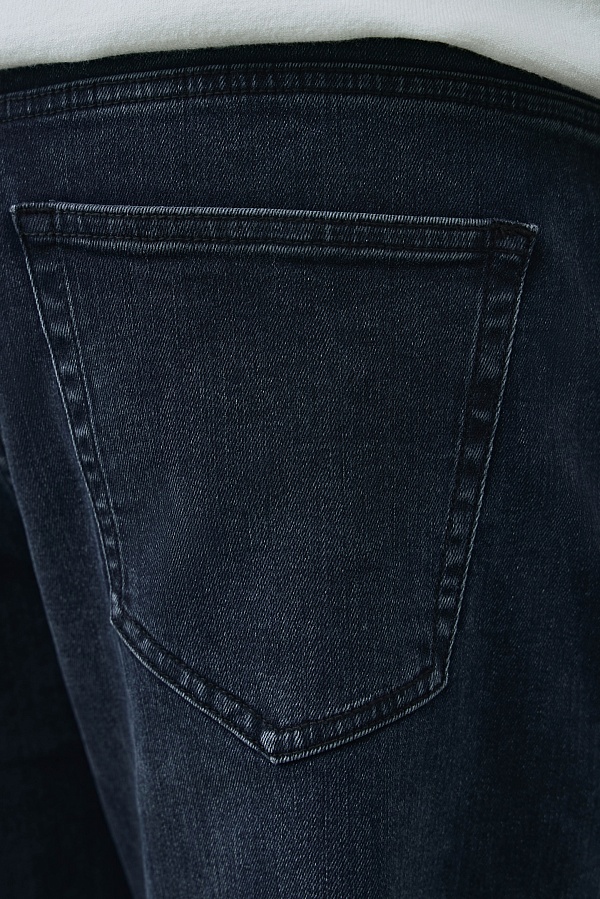 Джинсы темно-серого цвета с потертостями