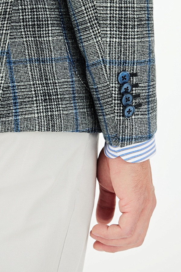 Серый пиджак в черную, белую и голубую клетку