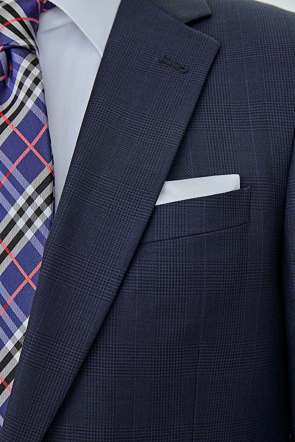 Синий костюм в тонкую синюю клетку