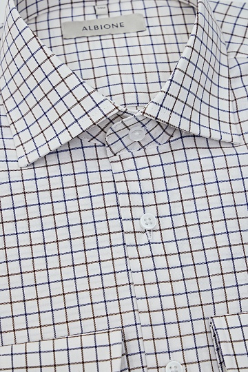 Белая сорочка в черную клетку