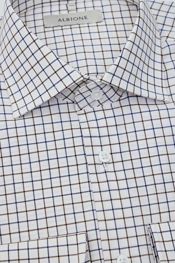 Белая сорочка в черную клетку