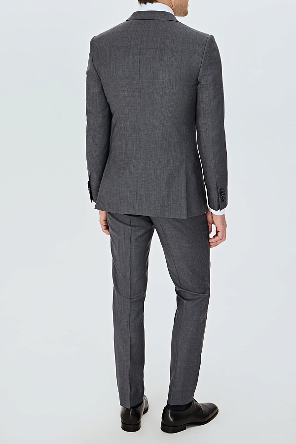 Серый костюм в мелкую клетку