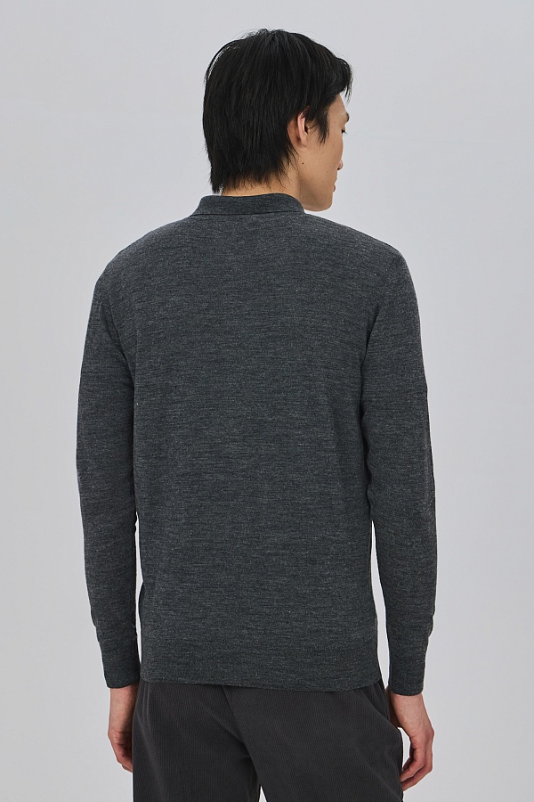 Легкий джемпер с воротником поло серого цвета